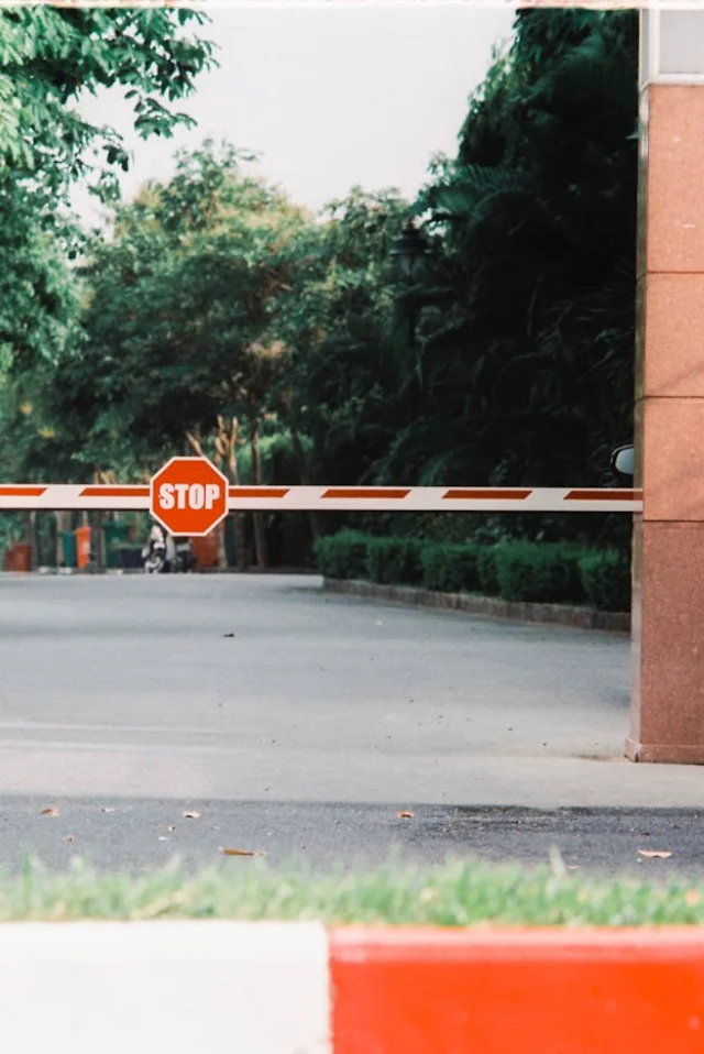 Instalare sisteme de securitate cu barieră automată pentru control acces.
