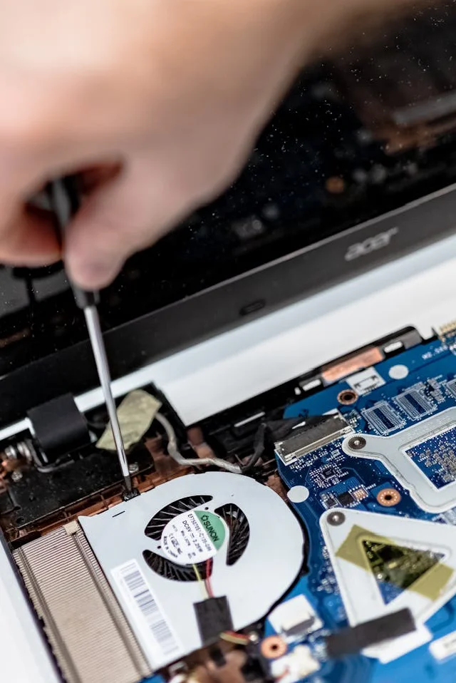 Laptop desfăcut în timpul unei intervenții de reparații PC și laptop.