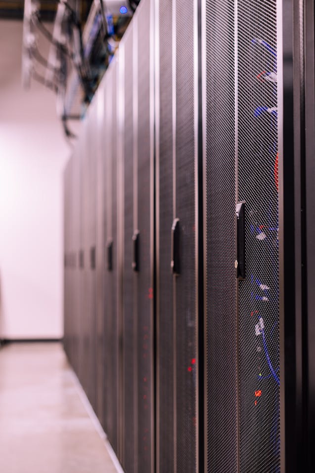 Rack cu servere VPS utilizate pentru găzduire și infrastructură web.